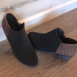 MeToo Aria black bootie w/ leopard heel